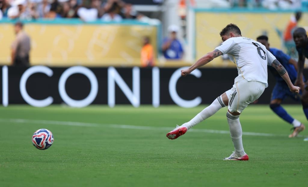 当世第1人！2脚无解世界波，26岁姆巴佩创4纪录，对手主帅崩溃了